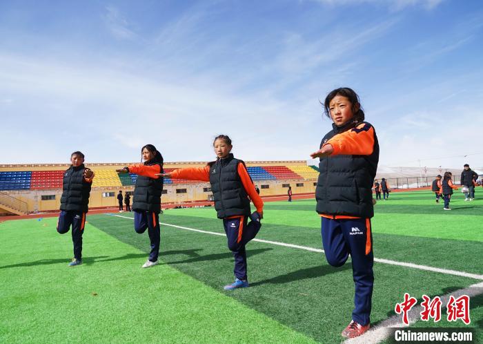 圖為孩子們正在熱身。　馬銘言 攝