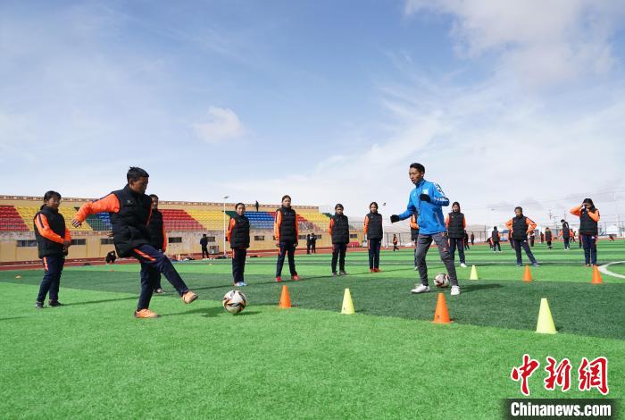 圖為孩子們正在進行訓(xùn)練?！●R銘言 攝