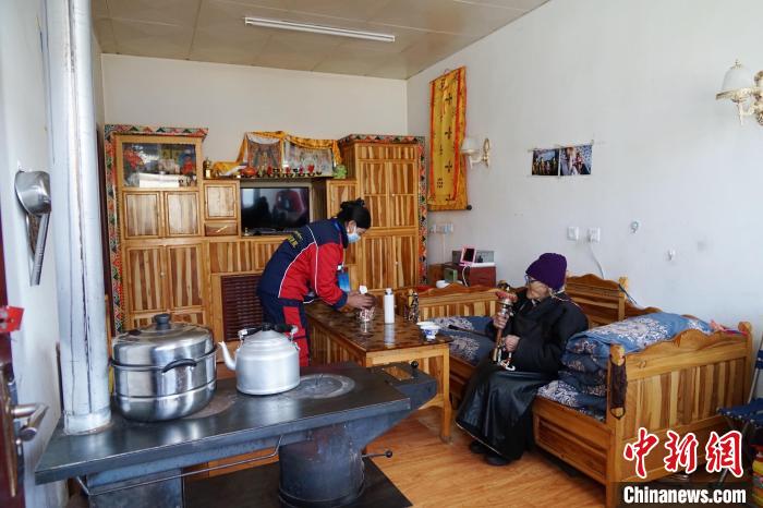 圖為敬老院護(hù)工為老人打掃屋內(nèi)衛(wèi)生?！●R銘言 攝