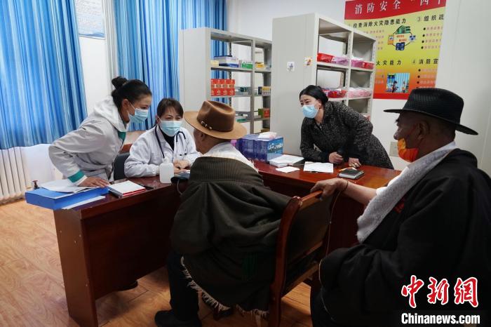 圖為骨科醫(yī)生為敬老院老人們進(jìn)行集中檢查。　馬銘言 攝