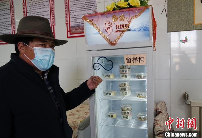 圖為敬老院院長德高介紹，老人們的三餐均有留樣記錄。　馬銘言 攝