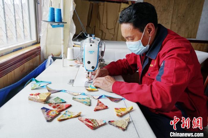 圖為工人正在制作藏式手工藝品?！●R銘言 攝