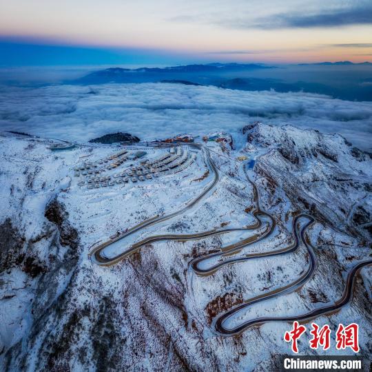 雪后的牛背山山頂和崎嶇的公路?！±顒P 攝