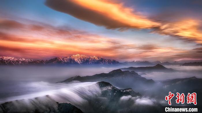 牛背山霞光?！∥挠宴?攝