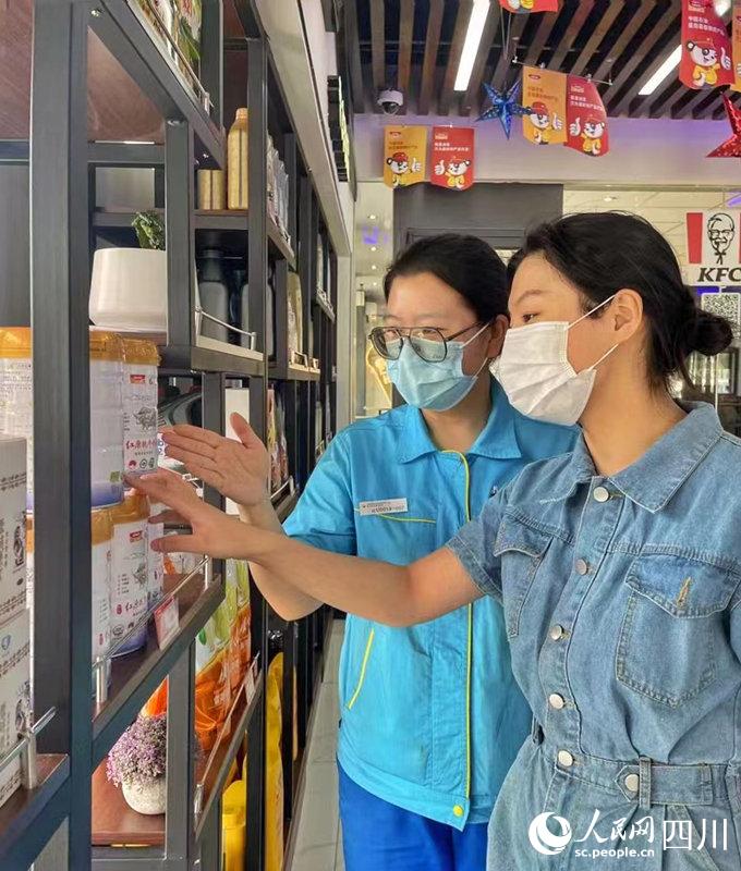 顧客可以在川內(nèi)中國(guó)石油加油站便利店內(nèi)選購(gòu)到品質(zhì)純正的紅原奶粉。張霞攝