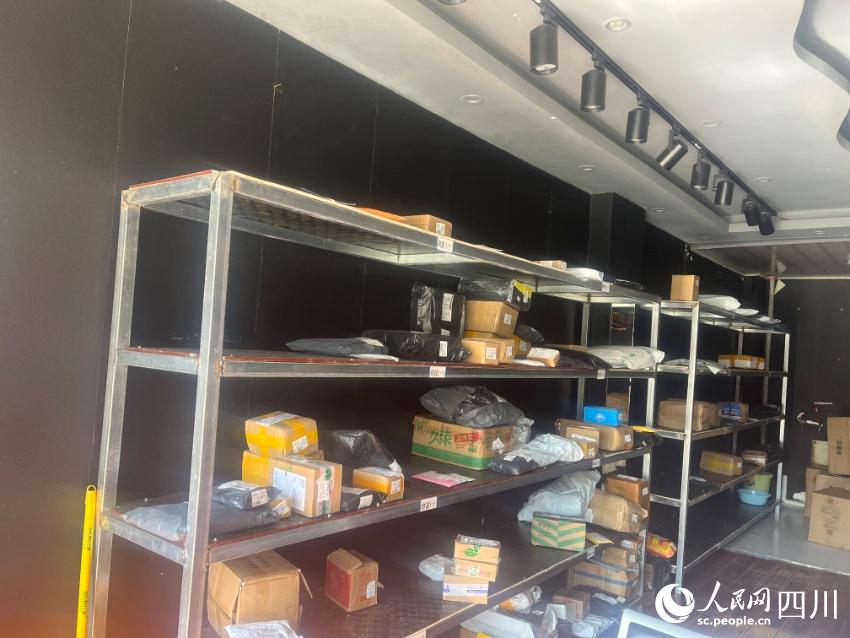 縣城自提點(diǎn)包裹。諸葛輝攝