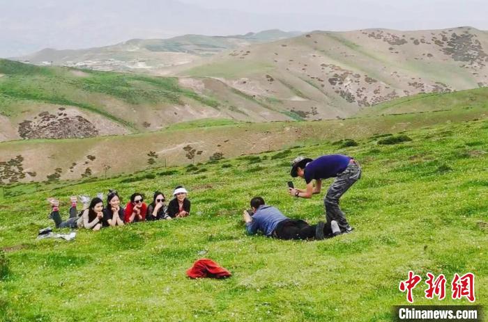 圖為民眾在草原留影?！⑿憔?　攝