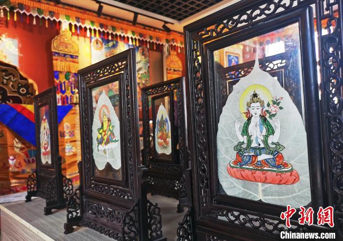圖為久美尖措創(chuàng)作的藝術(shù)品?！?zhí)砀?攝