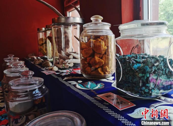 圖為唐卡繪畫礦物顏料展示?！?zhí)砀?攝