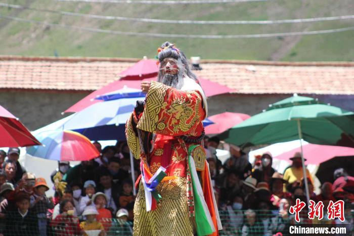 圖為觀眾們觀看表演?！“喱斂h文體旅游廣電局 供圖