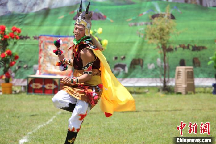 圖為演出人員表演現(xiàn)場(chǎng)。　班瑪縣文體旅游廣電局 供圖