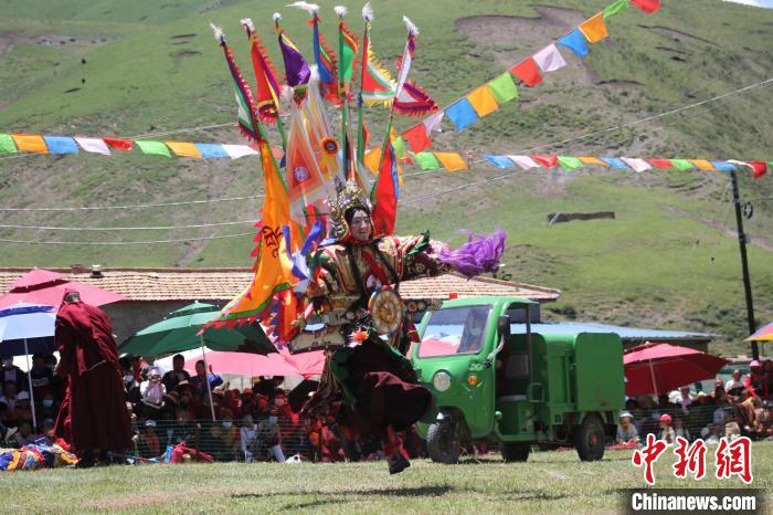 圖為表演現(xiàn)場(chǎng)。　班瑪縣文體旅游廣電局 供圖