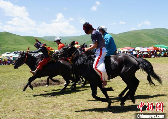 圖為選手進(jìn)行3000米賽馬比賽?！●R銘言 攝