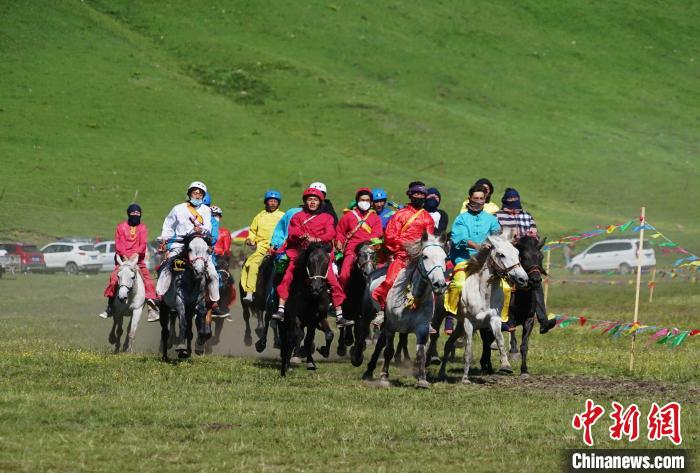 圖為選手進(jìn)行3000米賽馬比賽?！●R銘言 攝