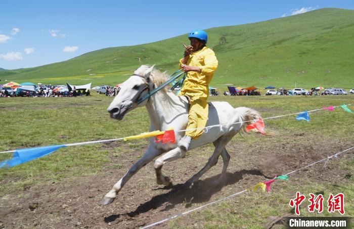 圖為選手進(jìn)行3000米賽馬比賽?！●R銘言 攝