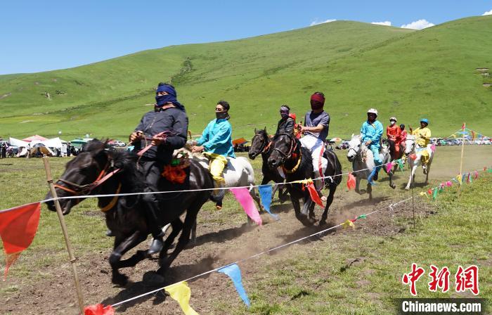 圖為選手進(jìn)行3000米賽馬比賽?！●R銘言 攝