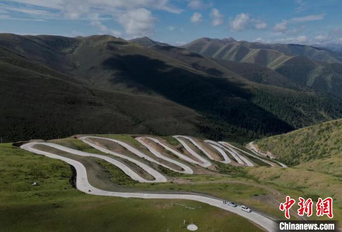 四川壤塘上藍天路：沿線居民致富的幸?！疤炻贰? oldsrc=