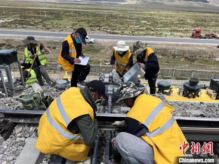 圖為青藏鐵路基礎(chǔ)設(shè)施“升級(jí)換代”施工現(xiàn)場?！‖F(xiàn)場作業(yè)人員供圖