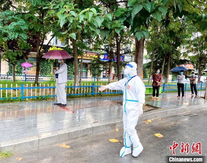 高原小城青海尖扎抗疫見(jiàn)聞：柔肩亦可擔(dān)重任，夫妻檔聞令而動(dòng)