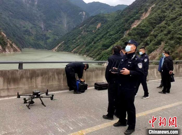 民警組成的搜尋隊(duì)利用無(wú)人機(jī)在震區(qū)開(kāi)展空中巡查?！「首沃莨簿止﹫D