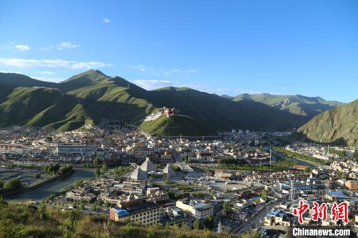 圖為航拍玉樹市。　玉樹市委宣傳部供圖