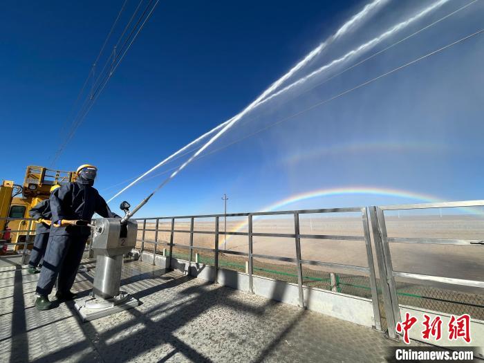 圖為水炮手在操作高壓水炮?！「邌⒑?攝