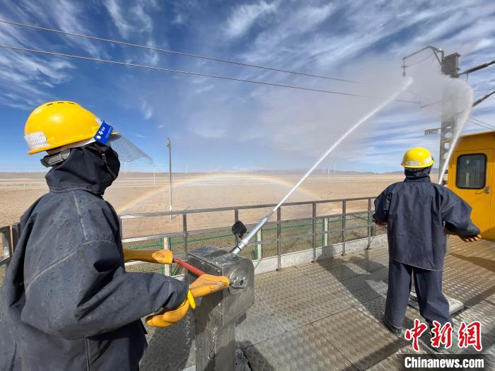 圖為水炮手操作高壓水槍對絕緣子進行清洗?！「邌⒑?攝