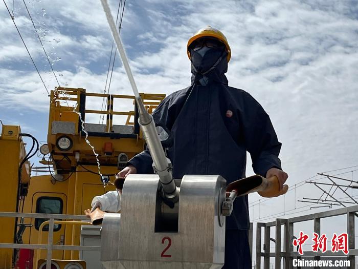 圖為水炮手操作高壓水炮進行作業(yè)?！「邌⒑?攝