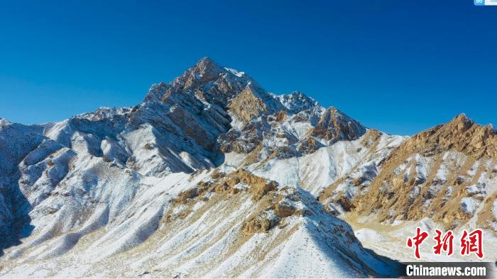 圖為山川被白雪覆蓋，與藍(lán)天相互呼映?！《继m縣融媒體中心供圖