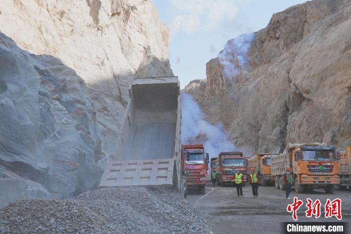 圖為大壩填筑現(xiàn)場?！∷娝木止﹫D