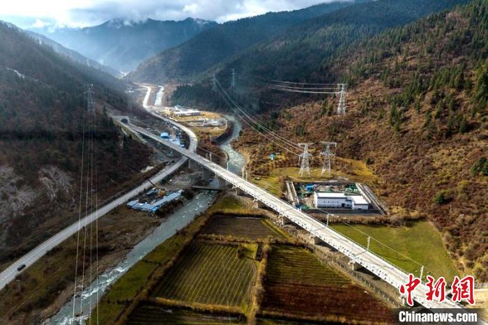 穿越山谷的成蘭鐵路川主寺至黃勝關(guān)段?！⒅铱?攝