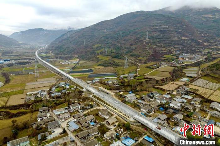 成蘭鐵路松潘右所屯岷江雙線特大橋?！⒅铱?攝