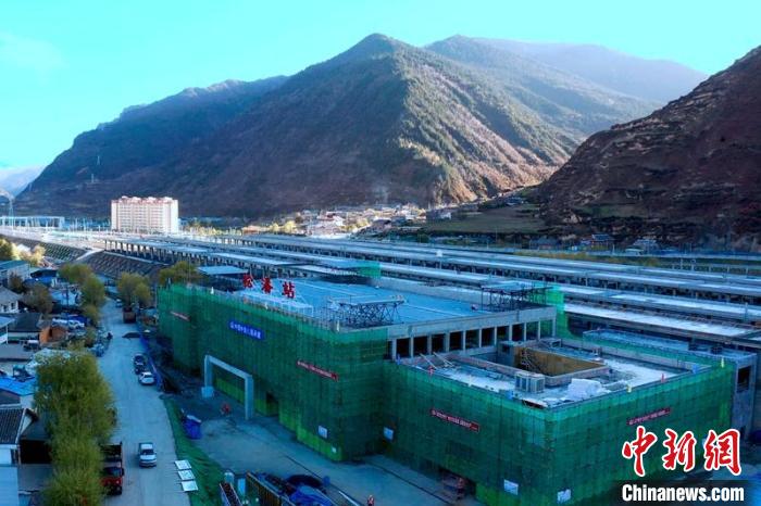 正在建設(shè)中的成蘭鐵路松潘站。　劉忠俊 攝