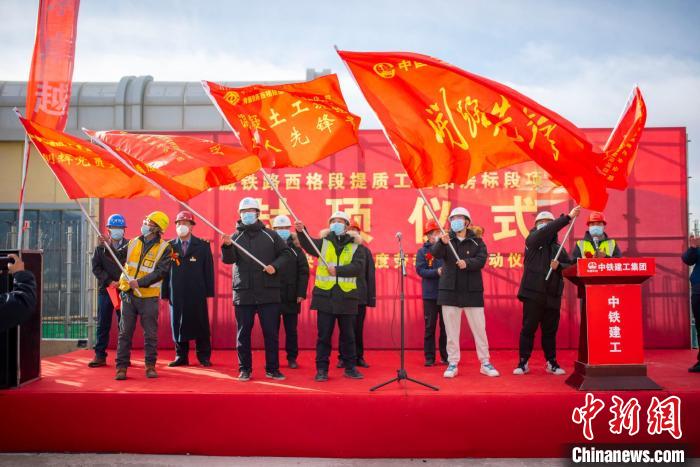 圖為封頂儀式現(xiàn)場?！『茽柾?攝