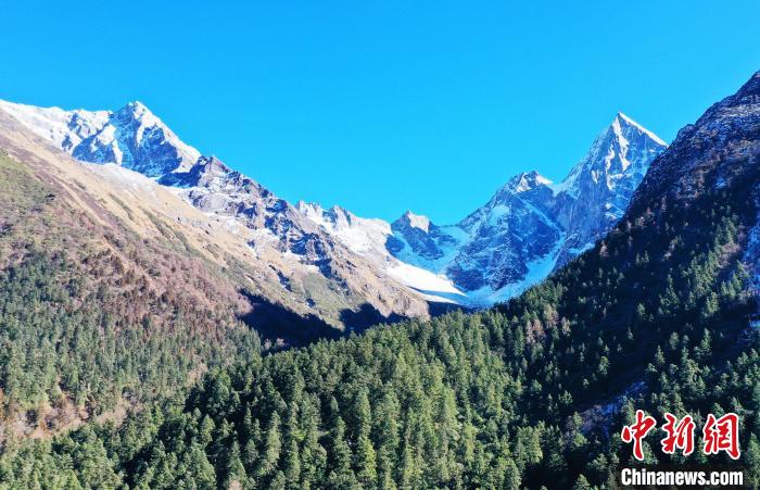 畢棚溝景區(qū)風光?！“苍?攝