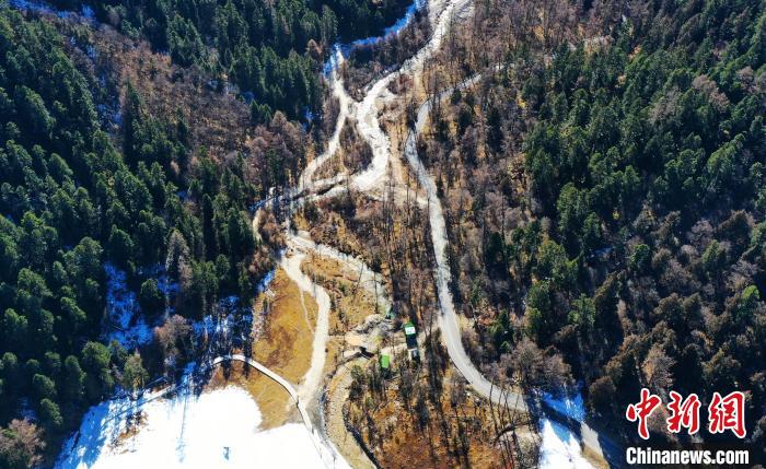 畢棚溝景區(qū)風光?！“苍?攝