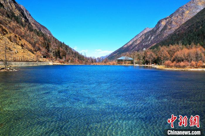 畢棚溝景區(qū)風光?！“苍?攝