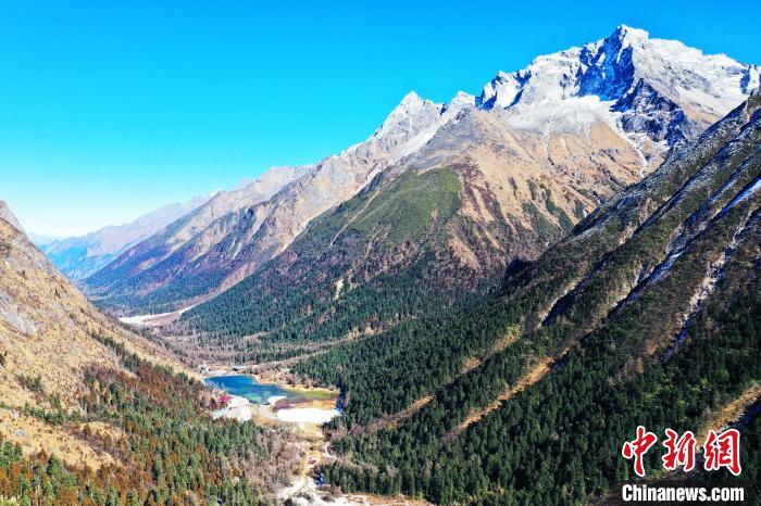 畢棚溝景區(qū)風光?！“苍?攝