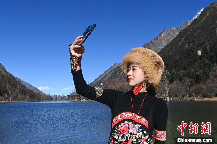 游人在畢棚溝景區(qū)拍照留念。　安源 攝