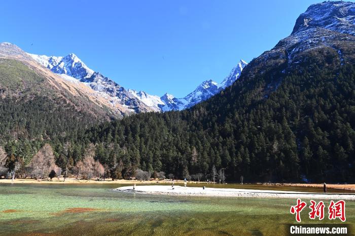 畢棚溝景區(qū)風光?！“苍?攝