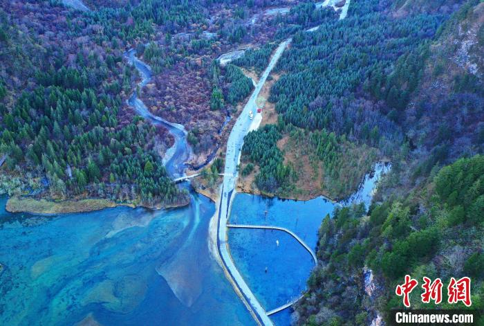 畢棚溝景區(qū)風光?！“苍?攝