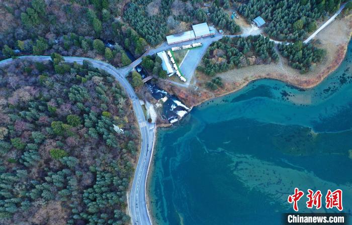 畢棚溝景區(qū)風光?！“苍?攝