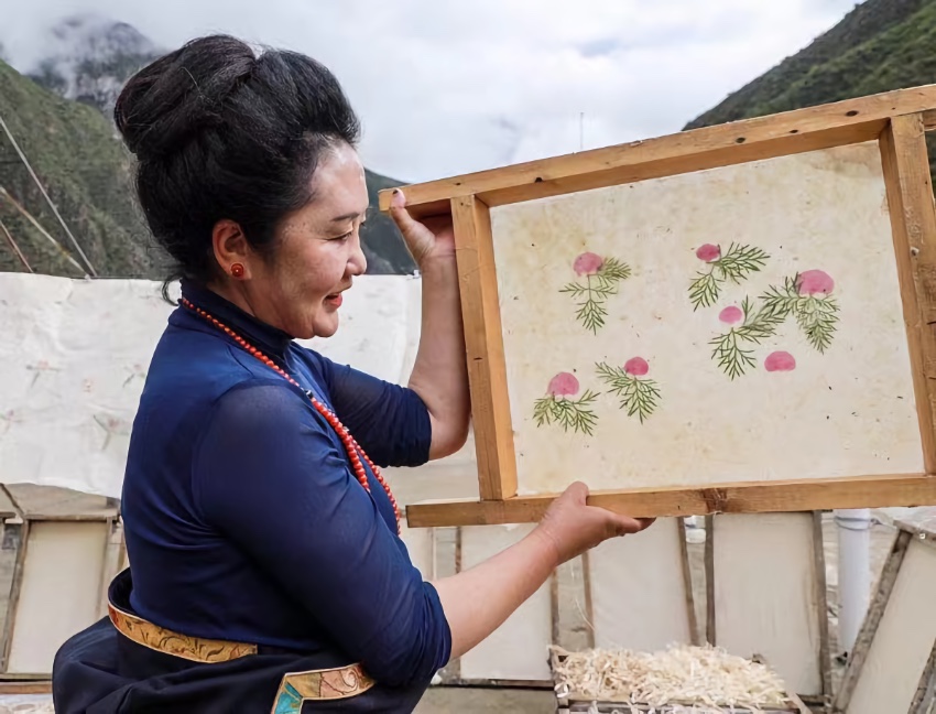 充巴傳統(tǒng)藏紙。德格縣融媒體中心供圖