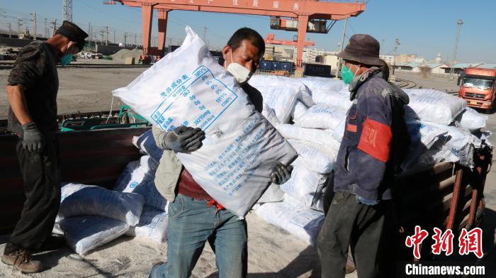 圖為裝卸人員將食鹽從汽車倒裝到火車上。　李生燕 攝