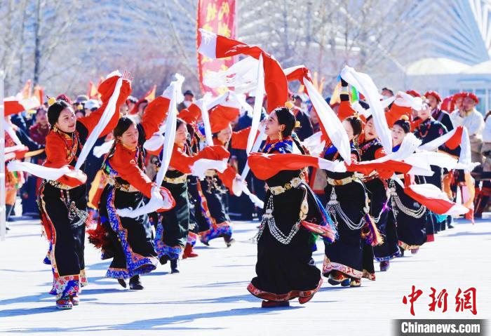 圖為玉樹群眾在廣場(chǎng)內(nèi)載歌載舞?！●R銘言 攝