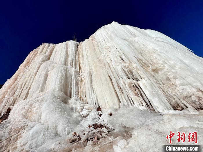 圖為冰瀑在陽(yáng)光映照下晶瑩剔透。　白日丁布江才 攝