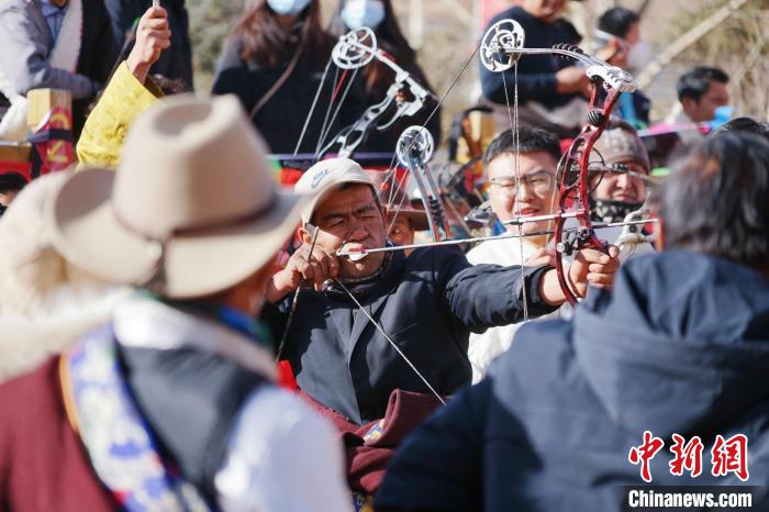 圖為藏族民眾比拼射箭技藝?！●R銘言 攝