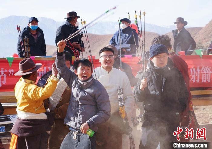 圖為藏族民眾跺腳歡呼慶祝弓箭手射中靶心?！●R銘言 攝