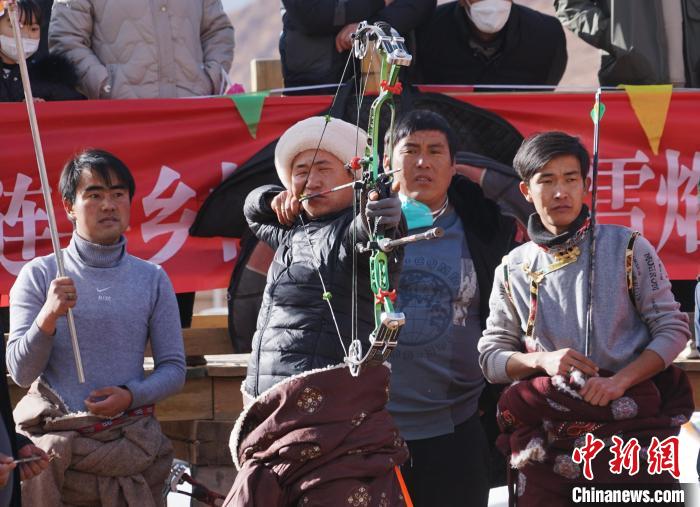圖為藏族民眾比拼射箭技藝?！●R銘言 攝