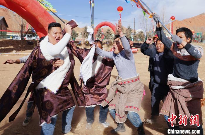 圖為藏族民眾跺腳歡呼慶祝弓箭手射中靶心?！●R銘言 攝